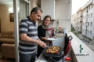 یک زن و مرد در حال پخت غذا روی بهترین گریل برقی برای آپارتمان
