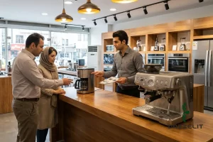 یک فروشنده در حال مقایسه تفاوت قهوه ساز و اسپرسوساز برای مشتری