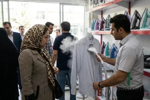 یک فروشنده در حال نشان دادن تفاوت اتو و بخارگر