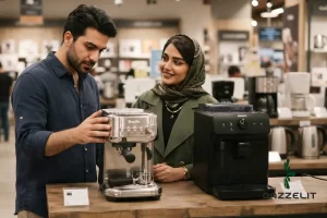 یک زوج در حال انتخاب بین اسپرسوساز استیل و پلاستیکی