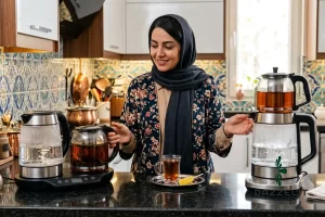 یک زن در حال انتخاب بین چای ساز کنار هم و روی هم
